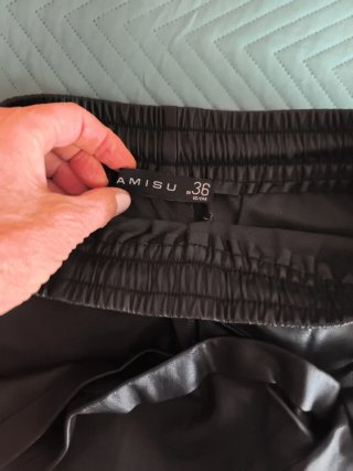 Pantalón corto efecto cuero chica