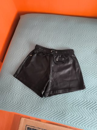 Pantalón corto efecto cuero chica