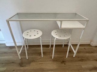 Mesa auxiliar cristal y metal con 2 taburetes