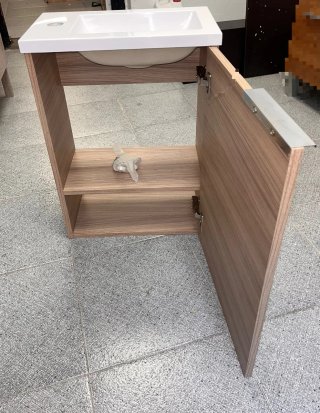 Mueble de baño con lavabo blanco