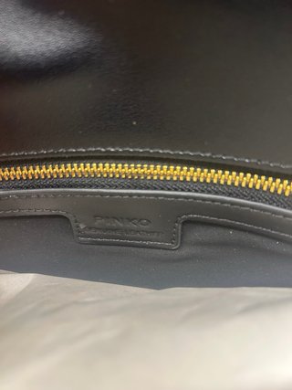 Borsetta Pinko Nera con Dettagli Oro