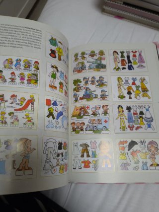 Vestidas de Papel: Muñecas Recortables