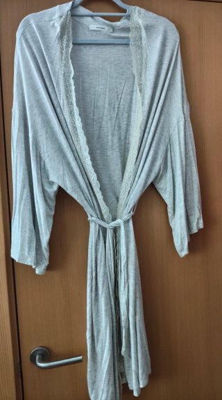 Bata Gris Women'secret. Talla XXL