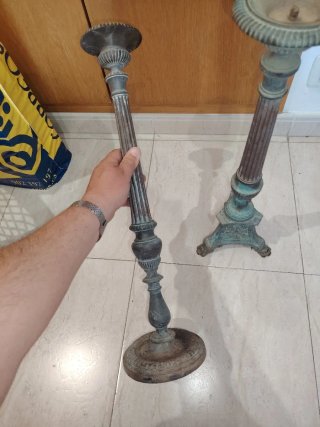 Candelabros de iglesia antiguos de bronce.