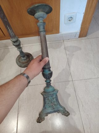 Candelabros de iglesia antiguos de bronce.