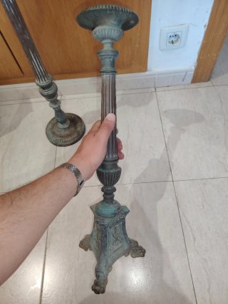 Candelabros de iglesia antiguos de bronce.