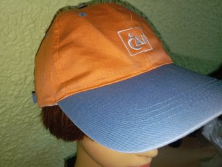 Gorra naranja y gris con logo CAI Zaragoza