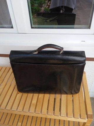Maletín de piel negro