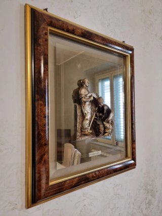 Specchio con bassorilievo e cornice legno