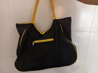 Bolsa de playa negra con flores amarillas