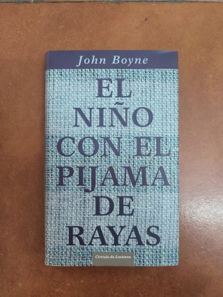 El niño con el pijama de rayas