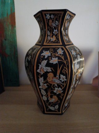 Jarrón de porcelana negro y dorado