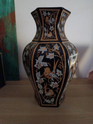 Jarrón de porcelana negro y dorado