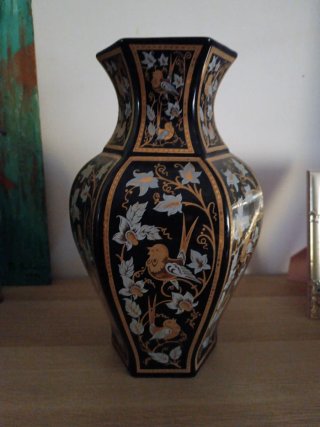 Jarrón de porcelana negro y dorado