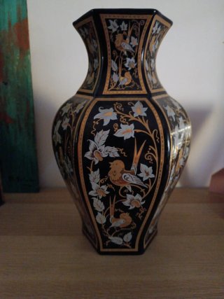 Jarrón de porcelana negro y dorado