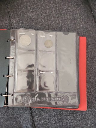 Álbum para monedas con monedas
