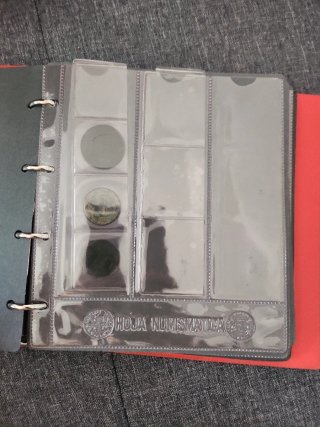 Álbum para monedas con monedas