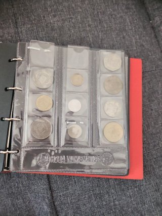 Álbum para monedas con monedas