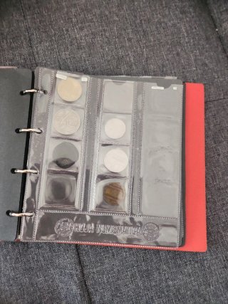 Álbum para monedas con monedas