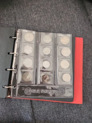 Álbum para monedas con monedas