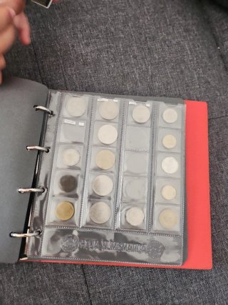 Álbum para monedas con monedas