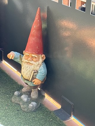 Figura de gnomo de jardín con libro