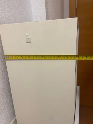 Mueble blanco con estante de cristal