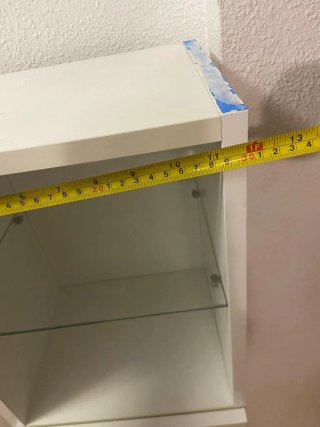 Mueble blanco con estante de cristal