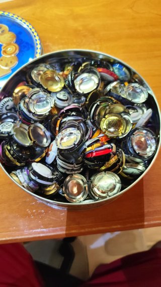 Caja de chapas de cava