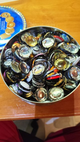 Caja de chapas de cava