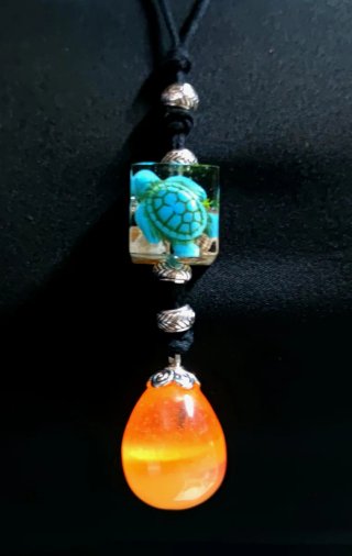 Colgante Resina Tortuga Azul y Ámbar