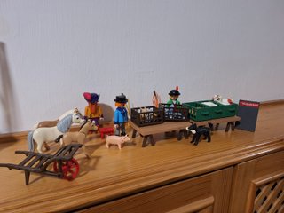 Dos sets de juguetes Playmobil.