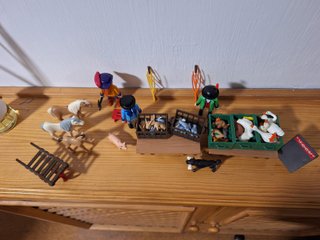 Dos sets de juguetes Playmobil.