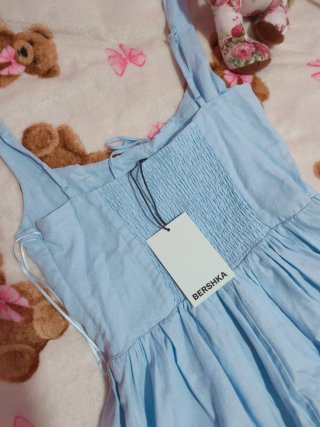 Vestido tipo princesa azul cielo de Bershka