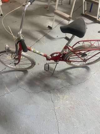 Bicicleta antigua plegable roja