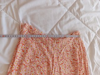Falda midi floral rosa y amarilla