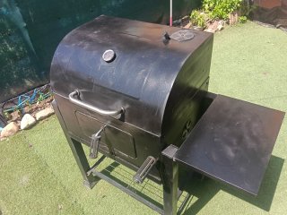 Parrilla de carbón negra con ruedas