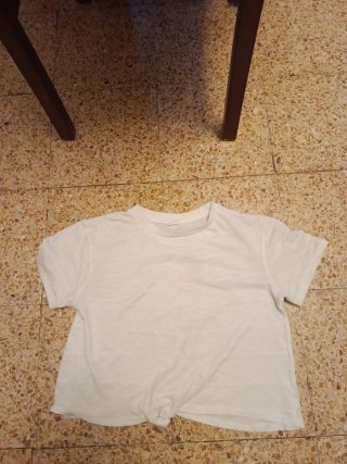 Camiseta blanca anudada