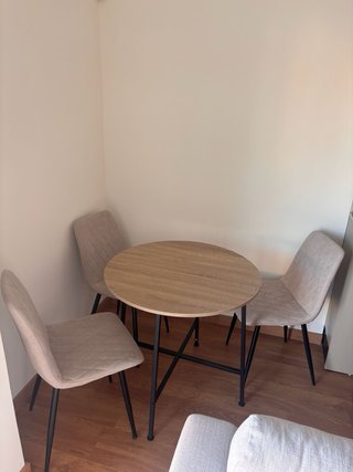Mesa redonda y 4 sillas comedor de Maison du monde