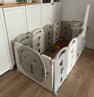 Parque infantil con canasta