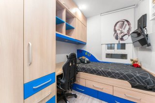 Habitación juvenil clara con detalles azules