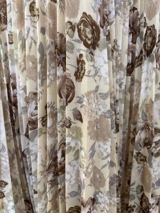 Abito plissé con stampa floreale avorio beige