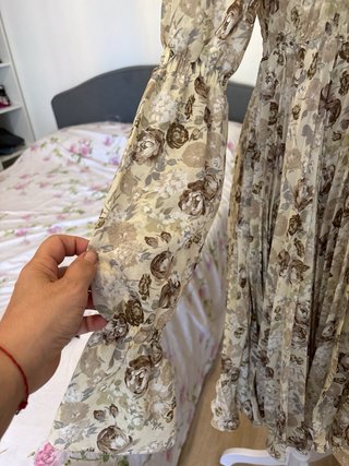 Abito plissé con stampa floreale avorio beige