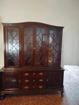 Vitrina de madera y cristal