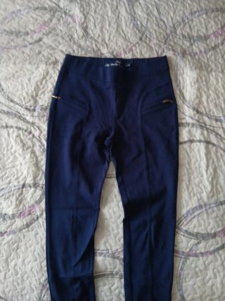 Pantalon azul con cremalleras doradas