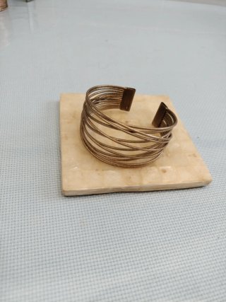 Brazalete dorado ajustable