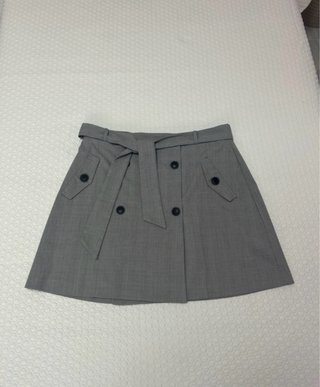 Falda gris con cinturón