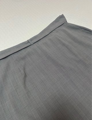 Falda gris con cinturón
