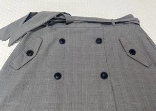 Falda gris con cinturón