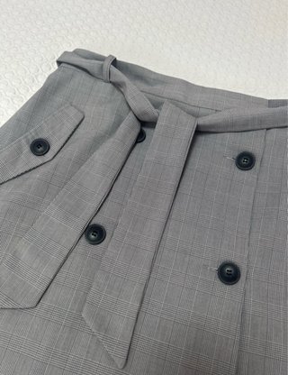 Falda gris con cinturón